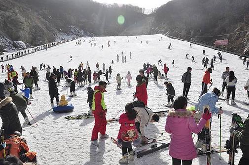 2017-2018冰雪季，我國冰雪旅游人數(shù)達到1.97億人次，冰雪旅游收入約3300億元